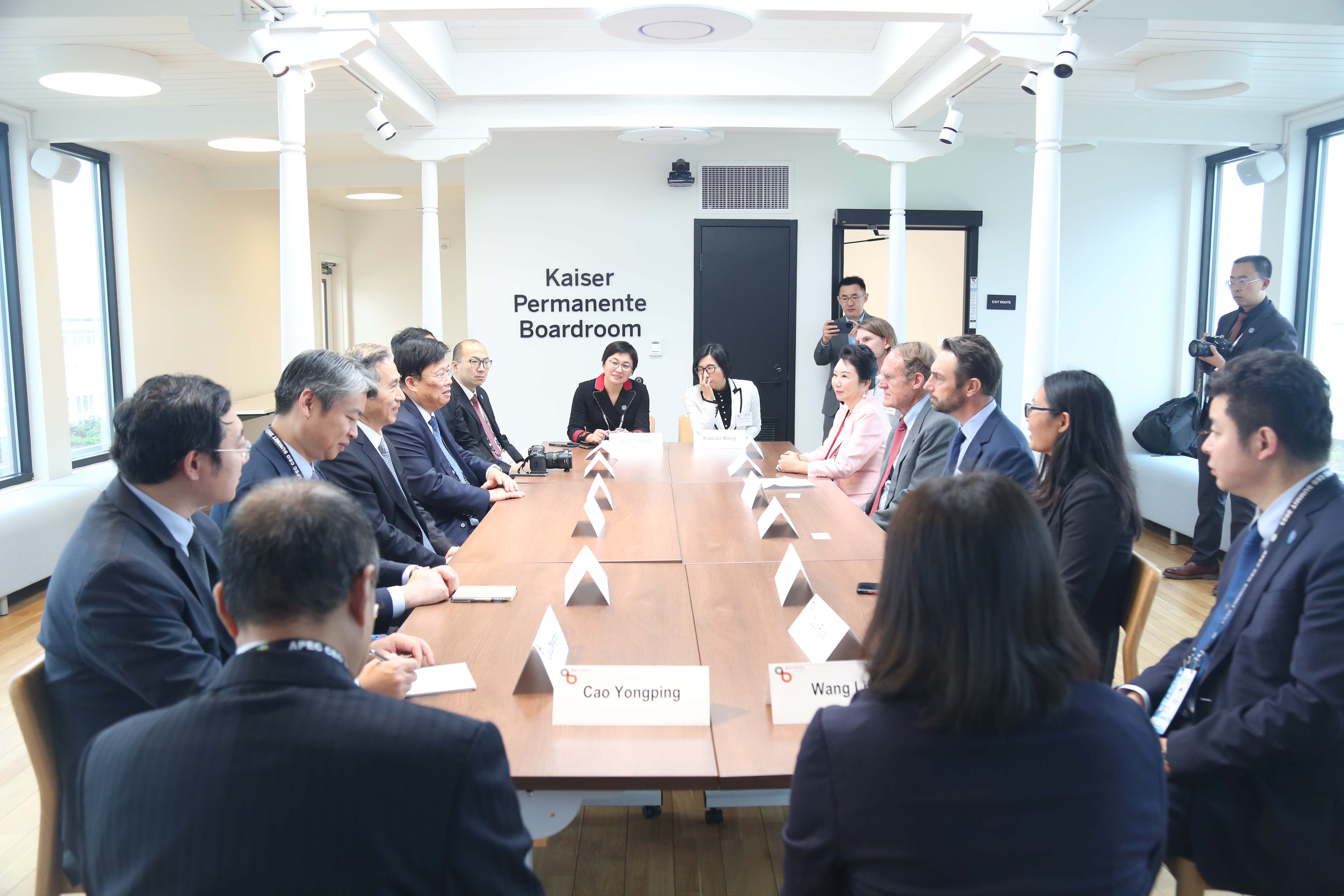 bevictor伟德集团董事局李俐与中国贸促会会长任鸿斌交流